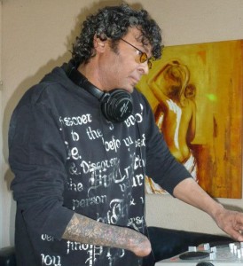 DJ Alberto Lima tijdens de bevrijdings Lounge middag